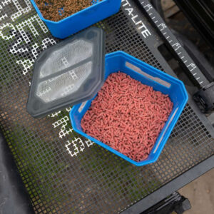 Pudełko na pellet lub robaki z wentylacją PRESTON VENTA WINDOW TUB 1,8L